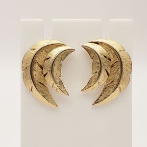 0019 Vintage TRIFARI Gold Tone Brushed Leaves Clips